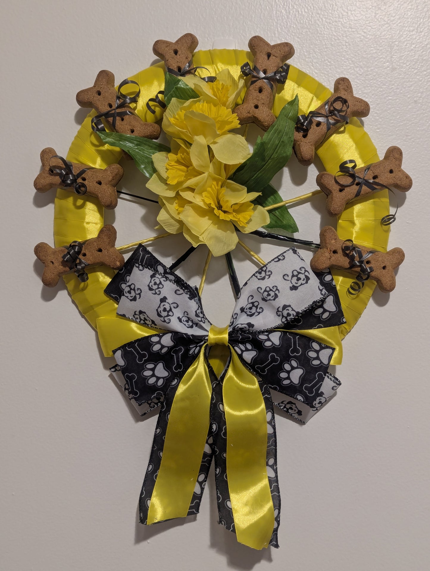 Jonquil City Dog Lovers Dog Cookie Wreath with Bottom Bow